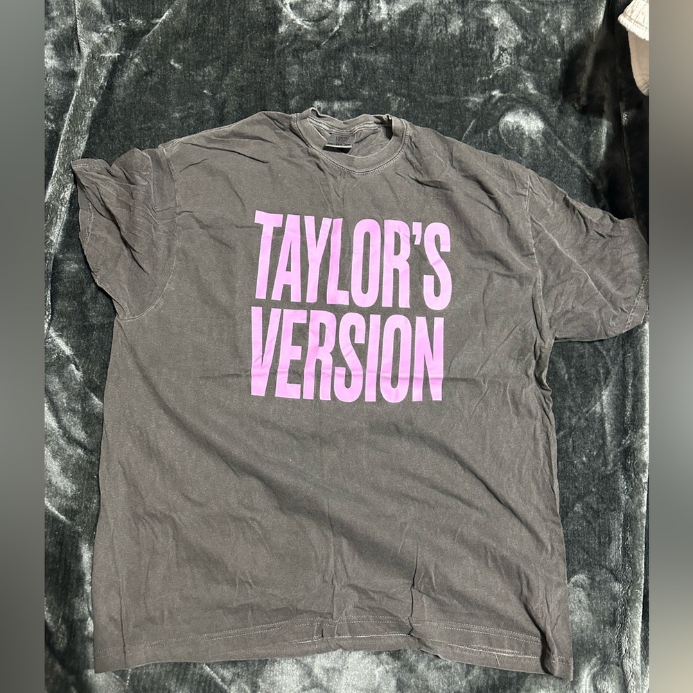 Gray Taylor’s Version shirt, size 2x